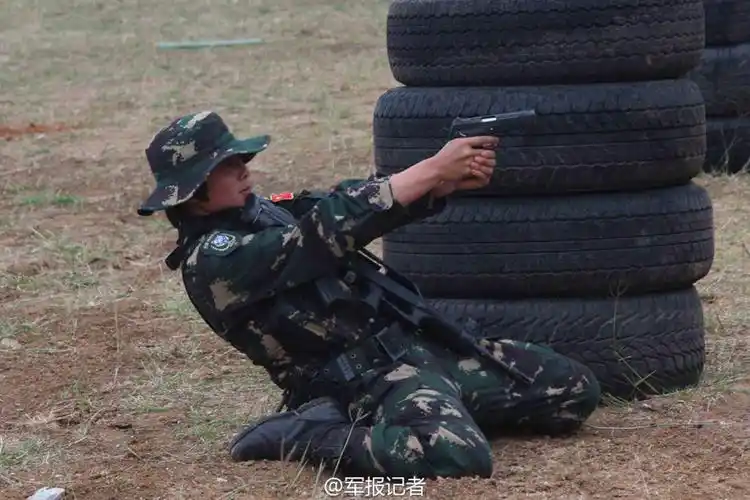 解放军女特种兵残酷训练曝光:蛇群中取枪 (8/10)