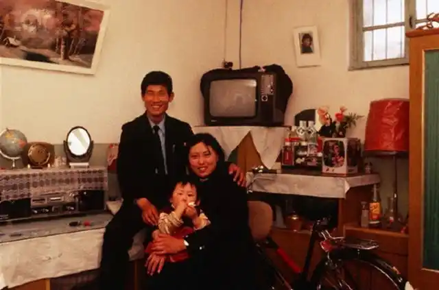 80年代老照片:北京的三口之家很有钱,上海女大学生宿舍内景