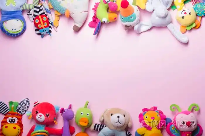 木制背景上的彩色儿童玩具框架俯视图平躺复制文本空间