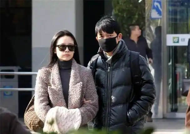 被梁朝伟送手镯,带走其跟随多年的助理,董洁和梁朝伟是何关系_事业