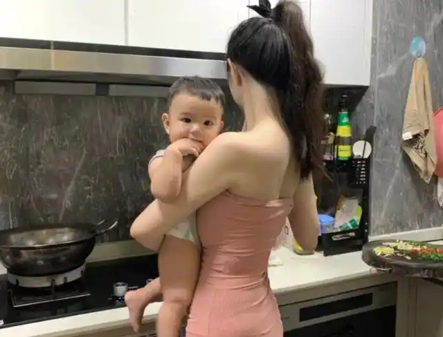 辣妈抱娃做饭爆红网络网友看到菜不淡定了叫外卖吧别烫着孩子