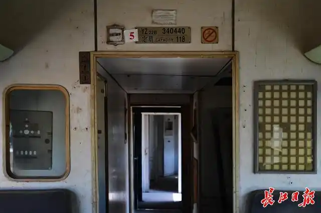 四美塘地下停车库上方安装了一辆四节车厢的绿皮老火车,不久的将来,它