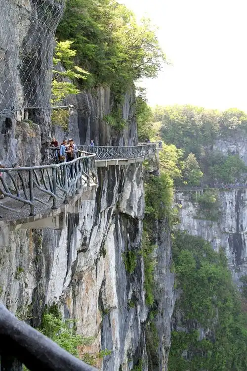鬼谷栈道,立于万丈悬崖之侧的中间,给人以悬崖共起伏,同屈伸,俯视群山